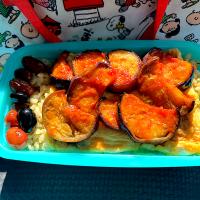 #昼飯　茄子ケチャップ炒めチーズオムレツと黒豆2個茶豆6個乗せロウカット玄米若菜混ぜご飯半分子持ち昆布半分梅挟み弁当